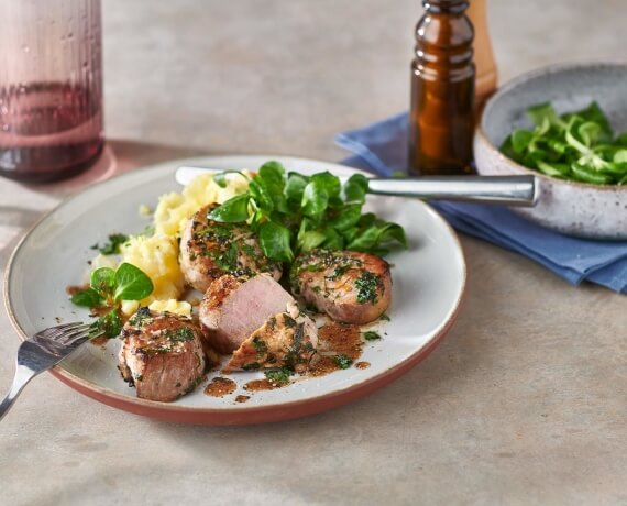 Schweinefiletmedaillons mit Kartoffel-Birnen-Püree und Feldsalat