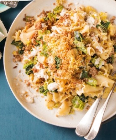 Wirsing-Hackfleisch-Pfanne mit Thymian-Butter-Bröseln