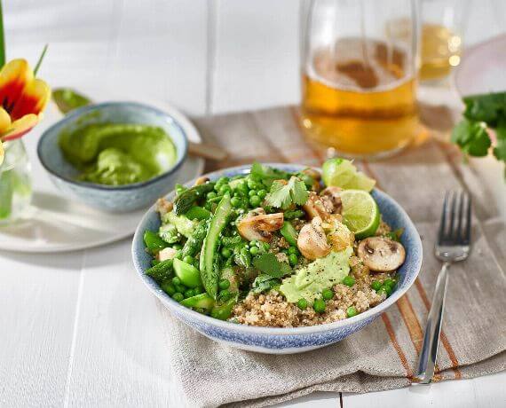 Green Quinoa Bowl mit Spargel