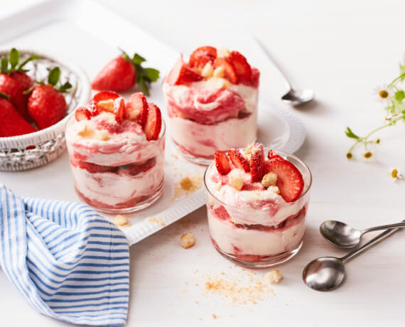 Trifle mit Erdbeeren und Rhabarber