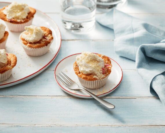 Rhabarbermuffins mit weißer Schokosahne