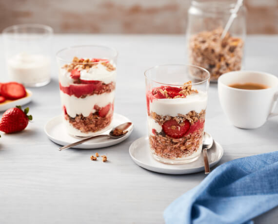 Müsli mit Erdbeeren und Rhabarber