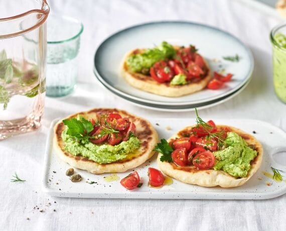 Veganes Naanbrot mit Guacamole und Tomaten-Kapern-Salsa