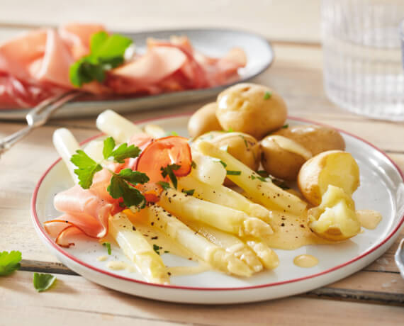 Weißer Spargel mit Schinken