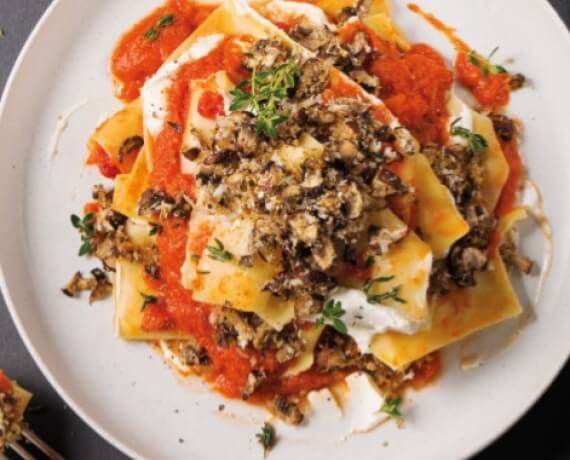 Offene Lasagne mit Tomatensoße und gecrunchten Champignons