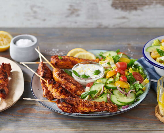 Hähnchenspieße vom Grill mit Salat und Knoblauchdip