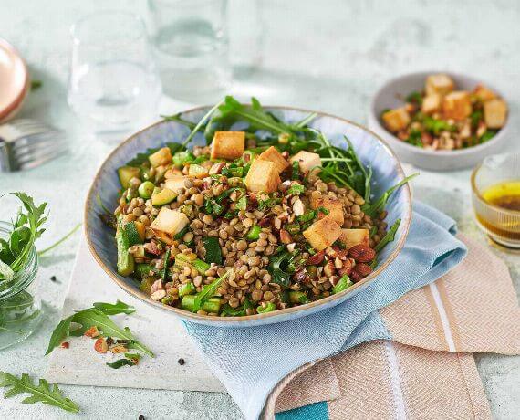 Linsensalat mit Frühlingsgemüse und Tofu-Mandel-Crunch