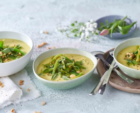 Kohlrabi-Kokos-Suppe mit Zuckerschoten und Minze