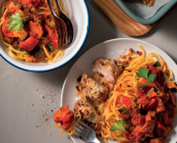 Schwein mit Zwiebel-Speck-Crunch, Ratatouille und Spaghetti alla Chitarra