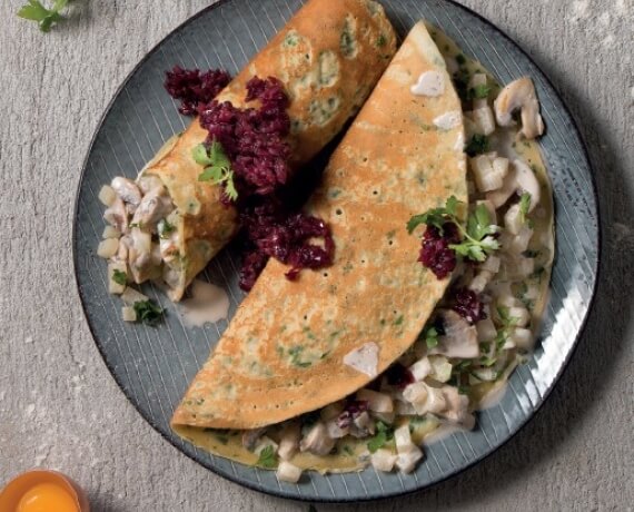 Crespelle mit cremiger Gemüsefüllung und Zwiebel-Cranberry-Konfitüre