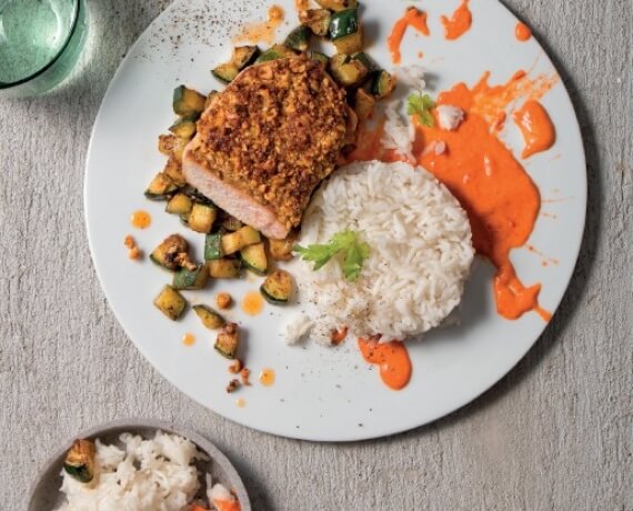 Schweinesteaks mit Erdnusskruste, fruchtiger Paprikasauce und Langkornreis