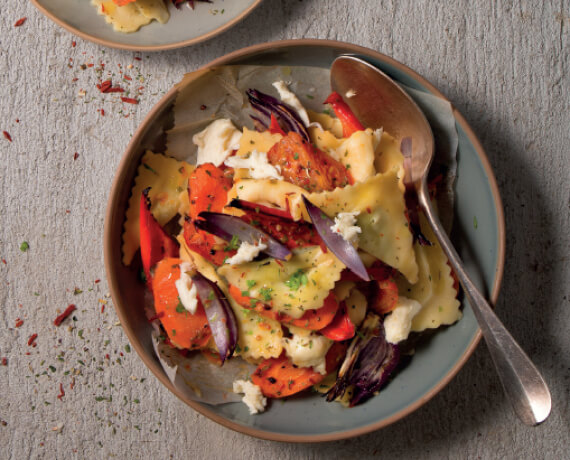 Ricotta-Spinat-Ravioli mit rotem Grillgemüse und Mozzarella