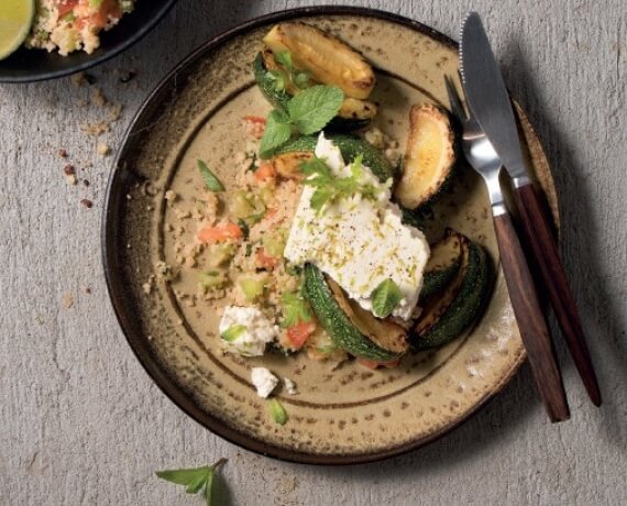 Limettenhirtenkäse mit gebratener Zucchini und Tomaten-Gurken-Couscous