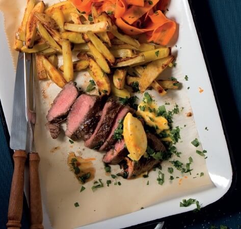 Steak mit Orangen-Gewürz-Butter, Pommes frites und Karottensalat