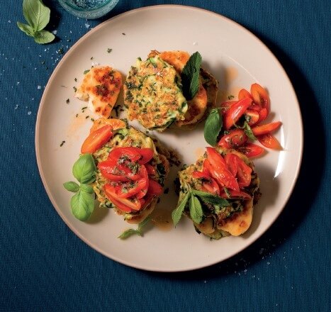 Zucchini-Pancakes mit gebratenem Halloumi und Tomaten-Minz-Salsa-image
