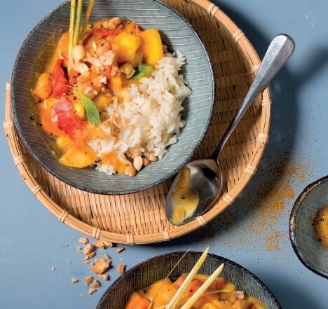 Vegetarisches Curry mit Basmatireis und Cashewkernen
