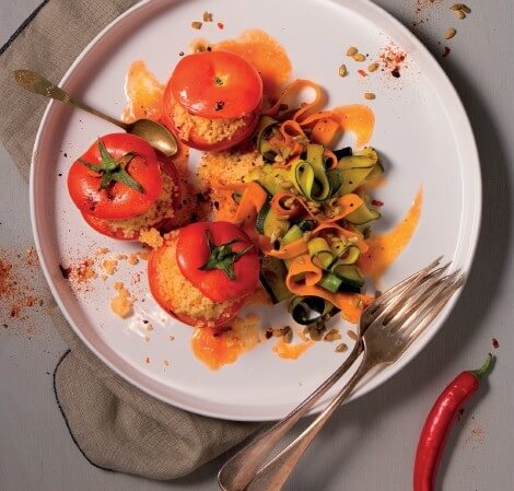 Gefüllte Tomaten mit pikantem Karotten-Salat