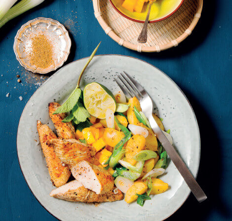 Hähnchen karibische Art mit Minz-Kartoffelsalat an Mango-Salsa