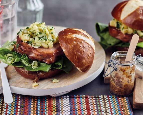 Leberkäse-Burger mit Kartoffelsalat