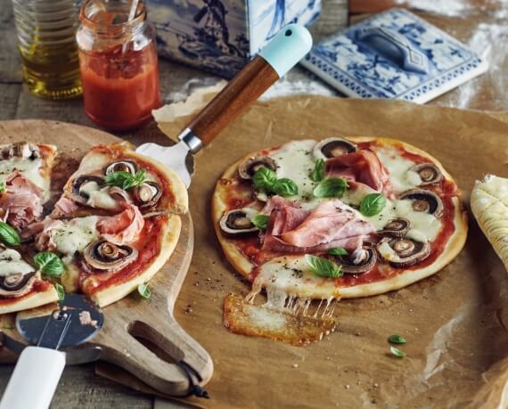 Pizza Prosciutto mit Pilzen