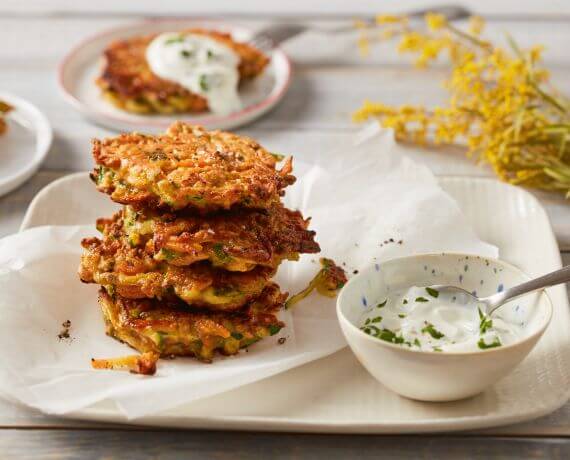 Vegetarische Zucchini-Karotten-Frikadellen mit Petersilien-Joghurt-Dip