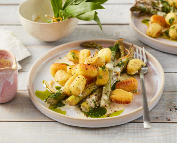 Bärlauchgnocchi mit grünem Spargel und Orangen-Sauce