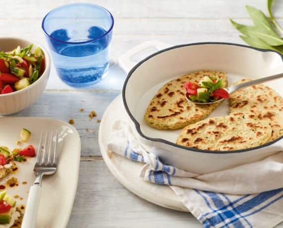 Pfannenbrot mit Bärlauch und Tomaten-Salat