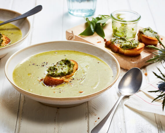 Zucchini-Suppe mit Bärlauch-Crostini