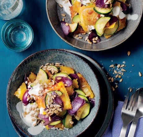 Zucchini-Pfanne mit Ravioli an Zitronen-Dip und gerösteten Kernen