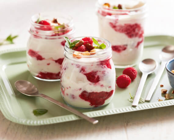 Quarkspeise mit Himbeeren und Haselnüssen