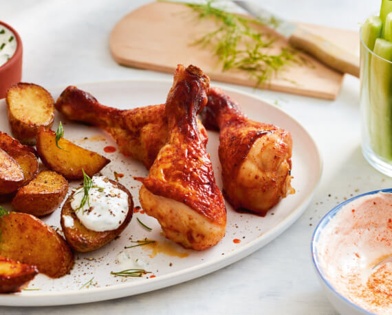 Hähnchen-Schenkel mit Honig-Kartoffeln, Gurken-Sticks und Schnittlauch-Quark