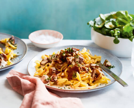 Spätzle in Rahm-Champignons mit geschmorten Zwiebeln und Salat