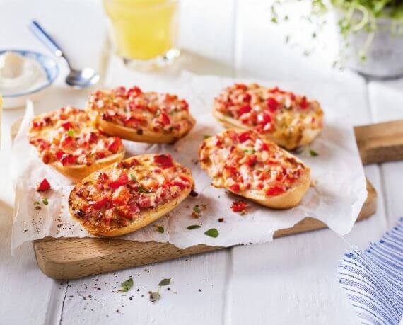 Pizzabrötchen mit Katenschinken und Paprika