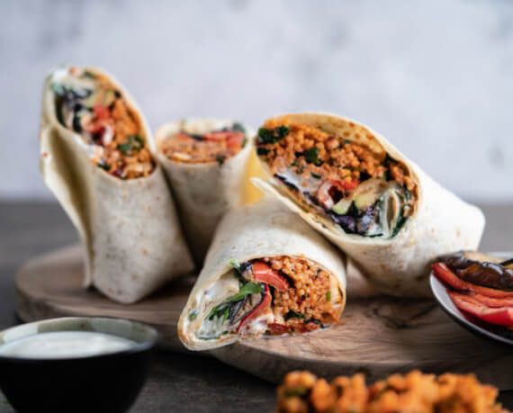 Orientalische Wraps mit Bulgursalat und Grillgemüse