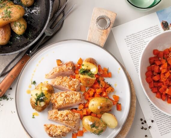 Schweine-Schnitzel mit Röstzwiebel-Kruste an glasierten Karotten mit Dill-Kartoffeln