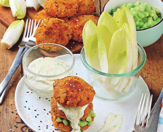 Möhren-Couscous-Frikadellen mit Avocado-Gurken-Salsa