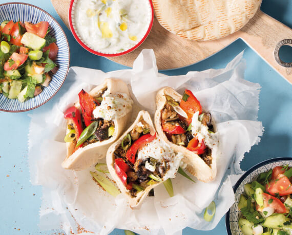 Vegetarisches Auberginen-Gyros mit Zaziki und Balkansalat