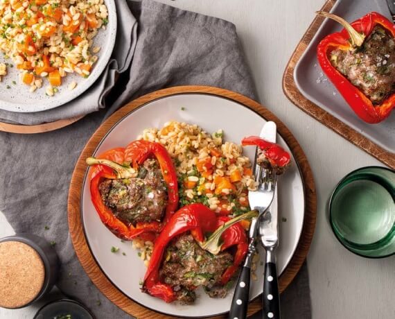 Gefüllte Paprika auf cremigen Graupen mit Karotten