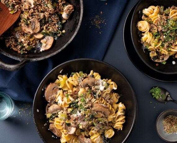 Pasta in cremiger Lauch-Hackfleisch-Soße mit Champignons