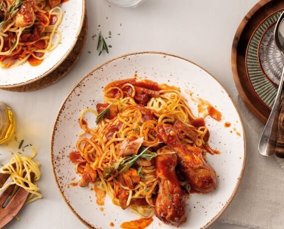 Pollo Cacciatore - Italienische Hähnchenschenkel mit Champignons und Spaghetti