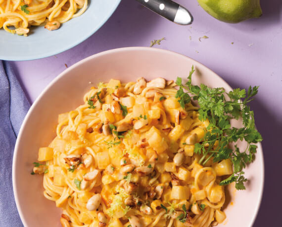 Spaghetti mit Sugo von Karotten und Kohlrabi an einer Mandel-Petersilien-Gremolata