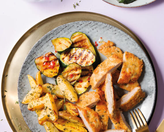 Parmesan-Schnitzel mit Ofenkartoffeln und Chili-Zucchini-Salat