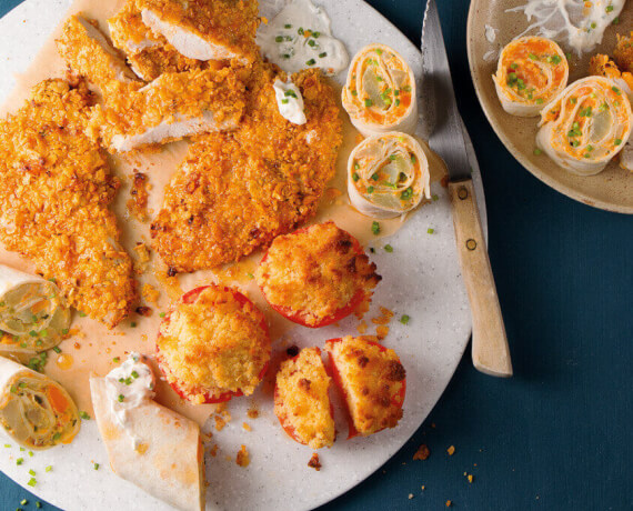 Knusprige Schnitzel von der Pute mit Schnittlauch-Kräuterdip an gegrillten Tomaten mit Gemüsewrap