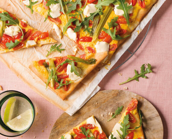 Pizza mit fruchtigem Ajvar und Tomaten-Rucola-Topping