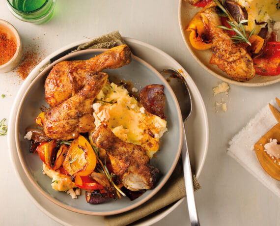 Hähnchen-Schenkel mit geschmorter Paprika und Parmesan-Kartoffel-Püree