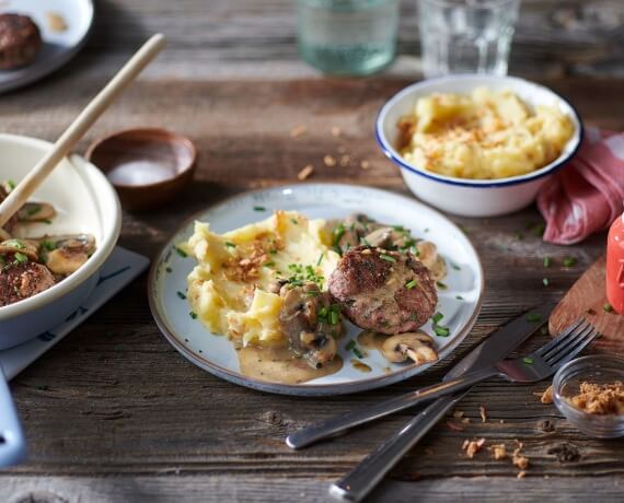 Vegane Frikadellen mit Kartoffelpüree und Pilzsauce