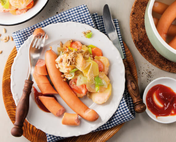 Wiener Würstchen mit Kartoffelsalat und Cocktaildressing