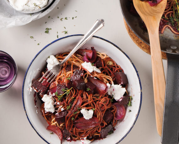 Purple Pasta – Balsamico-Spaghetti mit Roter Bete und Ziegenkäse