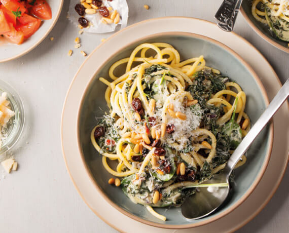 Spaghetti zu rahmigen Spinat mit Pinienkernen und Rosinen an Tomatensalat für 4 Personen von lidl-kochen.de