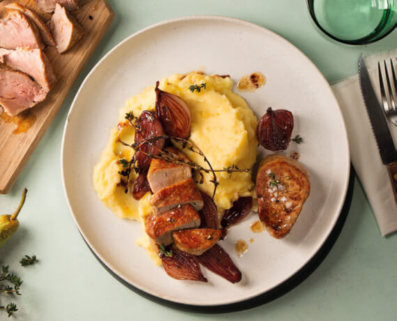 Schweinemedaillons mit Birnen-Kartoffelpüree an Rotwein-Schalotten und Thymian